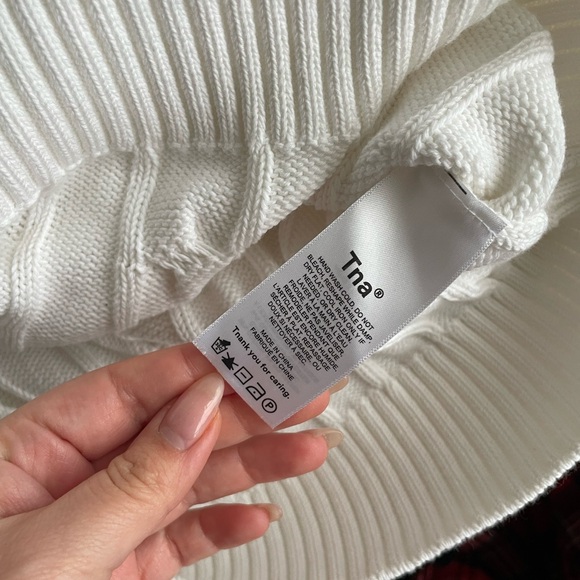 Aritzia TNA Cable Knit V-Neck sweater - Picture 3 of 4